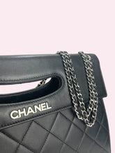 Carica l&#39;immagine nel visualizzatore di Gallery, CHANEL CLUTCH CON CATENA
