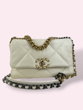Carica l'immagine nel visualizzatore di Gallery, CHANEL 19 SMALL BIANCA
