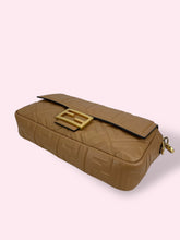 Carica l&#39;immagine nel visualizzatore di Gallery, FENDI BAGUETTE
