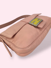 Carica l&#39;immagine nel visualizzatore di Gallery, FENDI BAGUETTE ROSA
