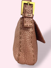Carica l&#39;immagine nel visualizzatore di Gallery, FENDI BAGUETTE BRONZO
