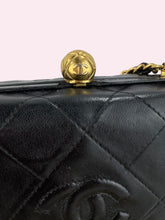 Carica l&#39;immagine nel visualizzatore di Gallery, CHANEL CLUTCH CON CATENA
