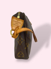 Carica l&#39;immagine nel visualizzatore di Gallery, LOUIS VUITTON POCHETTE ACCESSOIRE
