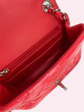 Carica l&#39;immagine nel visualizzatore di Gallery, CHANEL SQUARE VERNICE
