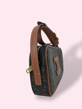 Carica l&#39;immagine nel visualizzatore di Gallery, CELINE MINI CAMERA BAG
