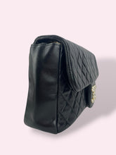 Carica l'immagine nel visualizzatore di Gallery, CHANEL FLAP BAG
