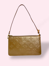 Carica l&#39;immagine nel visualizzatore di Gallery, LOUIS VUITTON POCHETTE

