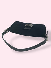 Carica l&#39;immagine nel visualizzatore di Gallery, FENDI BAGUETTE NERA
