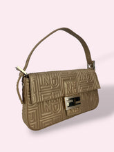 Carica l'immagine nel visualizzatore di Gallery, FENDI BAGUETTE LIMITED EDITION
