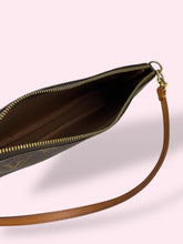Carica l&#39;immagine nel visualizzatore di Gallery, LOUIS VUITTON POCHETTE ACCESSOIRE
