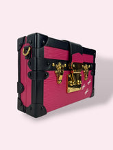 Carica l'immagine nel visualizzatore di Gallery, LOUIS VUITTON CROSSBODY TRUNK
