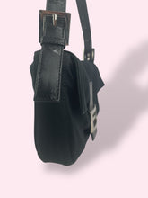 Carica l&#39;immagine nel visualizzatore di Gallery, FENDI BAGUETTE NERA
