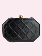 Carica l&#39;immagine nel visualizzatore di Gallery, CHANEL CLUTCH CON CATENA
