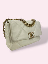 Carica l'immagine nel visualizzatore di Gallery, CHANEL 19 SMALL BIANCA
