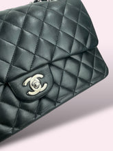 Carica l&#39;immagine nel visualizzatore di Gallery, CHANEL CLASSIC FLAP
