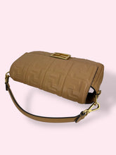 Carica l&#39;immagine nel visualizzatore di Gallery, FENDI BAGUETTE
