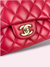 Carica l&#39;immagine nel visualizzatore di Gallery, CHANEL CLASSIC FLAP ROSSO FRAGOLA
