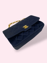 Carica l&#39;immagine nel visualizzatore di Gallery, CHANEL VINTAGE BAG
