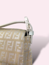 Carica l&#39;immagine nel visualizzatore di Gallery, FENDI BAGUETTE BEIGE
