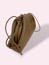Carica l'immagine nel visualizzatore di Gallery, BOTTEGA VENETA MINI POUCH
