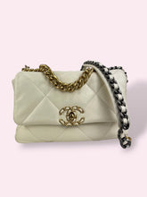 Carica l'immagine nel visualizzatore di Gallery, CHANEL 19 SMALL BIANCA
