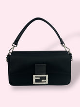 Carica l&#39;immagine nel visualizzatore di Gallery, FENDI BAGUETTE

