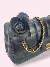Carica l'immagine nel visualizzatore di Gallery, CHANEL RECTANGULAR camelia
