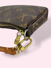 Carica l&#39;immagine nel visualizzatore di Gallery, LOUIS VUITTON POCHETTE ACCESSOIRE
