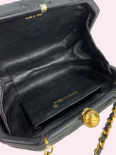 Carica l&#39;immagine nel visualizzatore di Gallery, CHANEL CLUTCH CON CATENA
