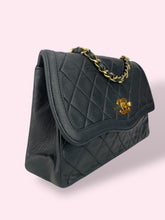 Carica l&#39;immagine nel visualizzatore di Gallery, CHANEL FLAP BAG VINTAGE
