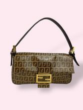 Carica l&#39;immagine nel visualizzatore di Gallery, FENDI BAGUETTE
