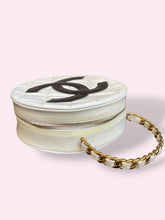 Carica l'immagine nel visualizzatore di Gallery, CHANEL ROUND VANITY
