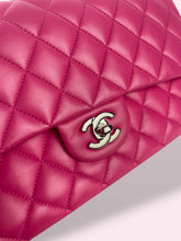 Carica l'immagine nel visualizzatore di Gallery, CHANEL CLASSIC FLAP FUCSIA
