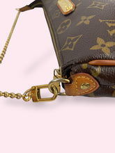 Carica l&#39;immagine nel visualizzatore di Gallery, LOUIS VUITTON EVA POCHETTE
