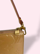 Carica l&#39;immagine nel visualizzatore di Gallery, LOUIS VUITTON POCHETTE
