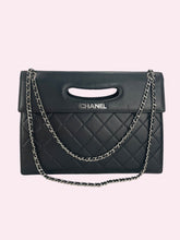 Carica l&#39;immagine nel visualizzatore di Gallery, CHANEL CLUTCH CON CATENA
