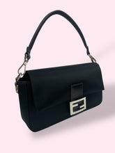 Carica l&#39;immagine nel visualizzatore di Gallery, FENDI BAGUETTE
