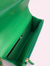 Carica l'immagine nel visualizzatore di Gallery, CHANEL WOC 19
