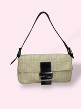 Carica l&#39;immagine nel visualizzatore di Gallery, FENDI BAGUETTE BEIGE
