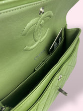 Carica l&#39;immagine nel visualizzatore di Gallery, CHANEL CLASSIC FLAP VERDE
