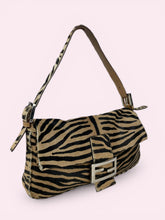 Carica l'immagine nel visualizzatore di Gallery, FENDI BAGUETTE IN CAVALLINO
