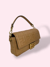 Carica l&#39;immagine nel visualizzatore di Gallery, FENDI BAGUETTE
