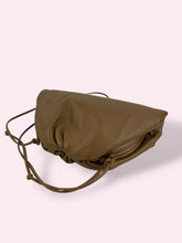 Carica l'immagine nel visualizzatore di Gallery, BOTTEGA VENETA MINI POUCH
