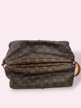 Carica l'immagine nel visualizzatore di Gallery, LOUIS VUITTON SAUMUR
