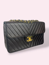 Carica l'immagine nel visualizzatore di Gallery, CHANEL MAXI LOGO chocolate
