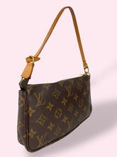 Carica l&#39;immagine nel visualizzatore di Gallery, LOUIS VUITTON POCHETTE ACCESSOIRE
