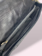 Carica l'immagine nel visualizzatore di Gallery, CHANEL FLAP BAG
