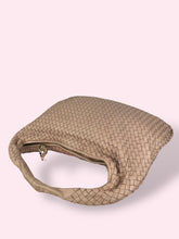 Carica l'immagine nel visualizzatore di Gallery, BOTTEGA VENETA HOBO VINTAGE
