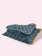 Carica l'immagine nel visualizzatore di Gallery, LOUIS VUITTON SAC PLAT DENIM
