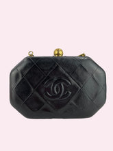 Carica l&#39;immagine nel visualizzatore di Gallery, CHANEL CLUTCH CON CATENA
